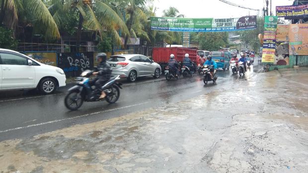 Pemotor banyak yang balik kanan karena macet.