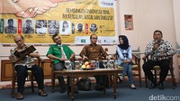 Hadir dalam diskusi tersebut (kiri-kanan) pengamat ekonomi-politik  Faisal Basri, Pengurus GP Ansor Sebayang, pengamat politik Yunarto Wijaya dan politisi muda Tsamara Almany.