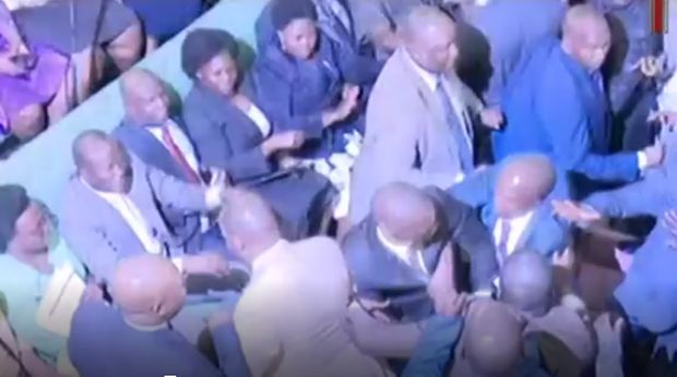 Kericuhan pada saat rapat anggota dewan terjadi di Uganda. Mereka berdebat soal batas usia presiden yang tak kunjung ada titik temu.