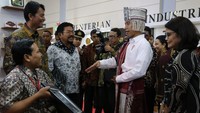 Priyo Siswoyo, salah satu binaan Astra Disability Connection Program (ADCP) menyerahkan salah satu hasil karyanya yang berupa sketsa wajah Presiden Republik Indonesia Joko Widodo beserta Ibu Negara Iriana Widodo. Dok. Astra.