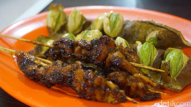 Petai goreng dan sate kulit ayam bakar yang maknyus.