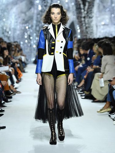 Unik, 80 Ribu Pecahan Cermin Hiasi Catwalk Dior di Paris Fashion Week