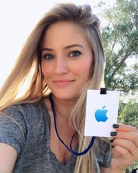 Ijustine Tits