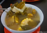 Sayur asem yang segar makin enak dipadu dengan nasi dan ayam bakar balibul.