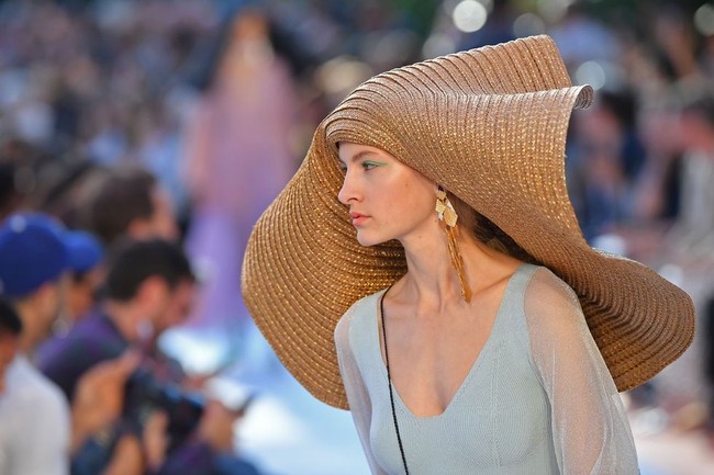 Missoni menampilkan para modelnya memakai straw hat super lebar, membuat penikmat mode sudah dapat merasakan hangatnya musim panas lewat koleksi ini. Foto: Dok. Elle