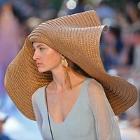 Missoni menampilkan para modelnya memakai straw hat super lebar, membuat penikmat mode sudah dapat merasakan hangatnya musim panas lewat koleksi ini. Foto: Dok. Elle