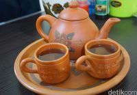 Teh poci hangat.