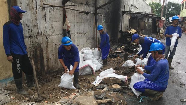 Pembongkaran itu dilakukan oleh beberapa unsur seperti Satpol PP, Polisi, TNI, Dinas Sumber Daya Air, dan Dinas Kebersihan