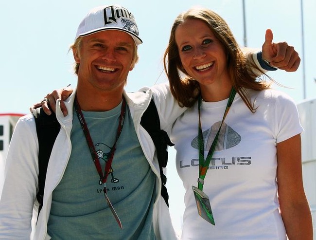 Catherine Hyde adalah mahasiswi cantik jurusan psikologi yang dikenal sebagai kekasih dari pembalap Heikki Kovalainen. Foto: Instagram