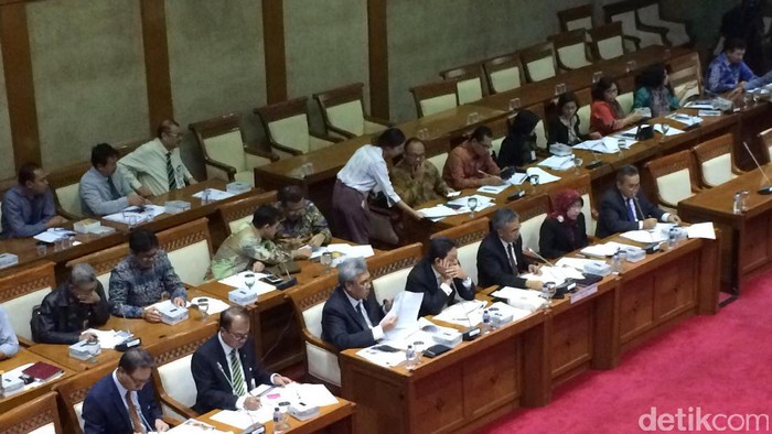 OJK ke DPR Bahas Rencana Kerja Periode 2017-2022