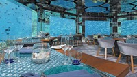Sea ialah restoran yang berada di Anantara Kihavah Villas di Maldives. Bernuansa biru yang mewah, Anda dapat melihat banyak sekali ikan yang berenang di laut dengan hanya pembatas kaca. Foto: Istimewa