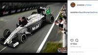 Wanita Saudi terlihat mengendarai mobil Formula 1. Wah siapa tahu ada pebalap F1 dari Arab Saudi ya? Foto: Instagram
