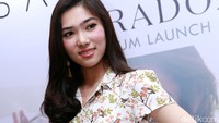 Senyum manisnya kala berpose di depan kamera. Pool/Palevi S/detikFoto.