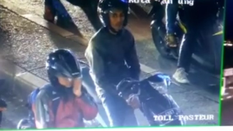 Petugas CCTV Bandung menegur pengendara motor yang merokok Foto: Facebook Petugas CCTV Bandung menegur pengendara motor yang merokok Foto: Facebook