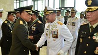 Tanda kehormatan yang diberikan berupa Bintang Swa Bhuana Paksa Utama, Bintang Dharma, Yudha Dharma Pratama dan Yudha Dharma Nararya. Dok. Puspen TNI.