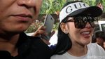 Foto: Topi Gucci dan Kacamata Trapesium, Begini Gaya Syahrini ke Bareskrim