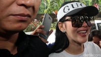 Syahrini hanya tersenyum saat dihujani pertanyaan.