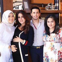 Aurora Kalista memberikan kejutan baby shower untuk Olla Ramlan dengan gaya hijab yang simpel. Pilihan baju serba putih memberikan kesan cerah dan cantik. Foto: Dok. Instagram @arurorakalista