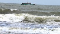 Bahkan, tinggi gelombang maksimum 3,5 meter dengan kecepatan angin 8-20 knots berpotensi terjadi di pantai selatan Jateng-DIY.