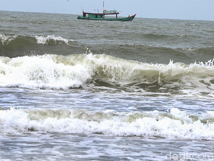 Sejumlah nelayan tradisional di pesisir Kabupaten Cilacap memilih untuk tidak melaut. Jal itu disebabkan karena gelombang tinggi dan angin kencang di perairan selatan Jawa Tengah.