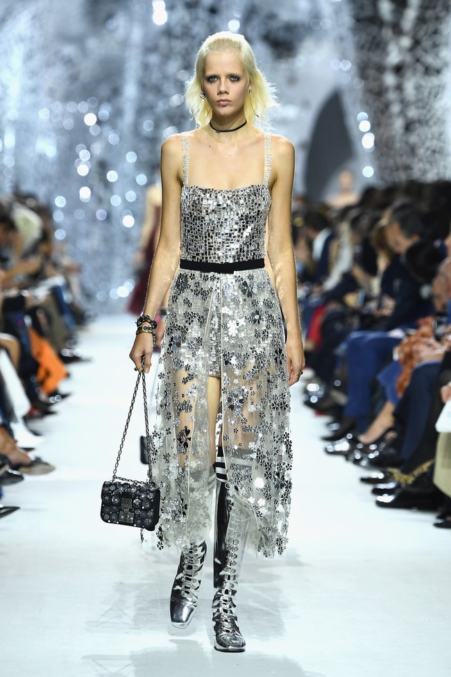 Dior. Maria Grazia Chiuri yang menempati posisi cretaive director terbaru Dior sukses memikat generasi Millennials saat ini. Dior semakin mencuri atensi dengan branding JAdior yang hadir di strap sepatu hingga baju, juga ketika Chiuri membuat T-shirt bertuliskan We Should All Be Feminist.Foto: Pascal Le Segretain/Getty Images