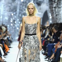 Dior. Maria Grazia Chiuri yang menempati posisi cretaive director terbaru Dior sukses memikat generasi Millennials saat ini. Dior semakin mencuri atensi dengan branding JAdior yang hadir di strap sepatu hingga baju, juga ketika Chiuri membuat T-shirt bertuliskan We Should All Be Feminist.Foto: Pascal Le Segretain/Getty Images