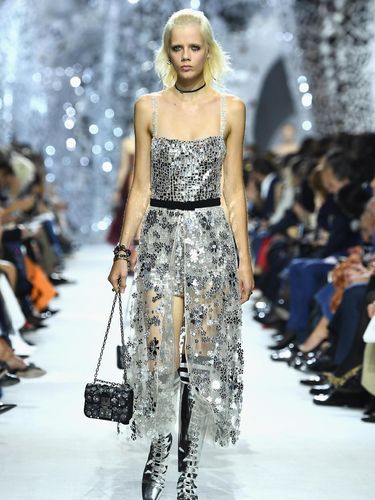 Unik, 80 Ribu Pecahan Cermin Hiasi Catwalk Dior di Paris Fashion Week