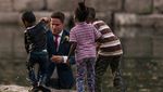 Foto: Heroik! Pengantin Pria ini Selamatkan Bocah Tenggelam Tanpa Lepas Jas