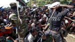 Potret Memprihatinkan Pengungsi Rohingya Saat Antre Bantuan