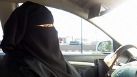 Seorang wanita terlihat tengah menyetir mobil di tahun 2011. Dulu otoritas biasanya langsung menangkap wanita yang ketahuan nyetir mobil sendirian. Kebijakan memperbolehkan wanita menyetir itu diumumkan lewat dekrit kerajaan yang disiarkan langsung di televisi Arab Saudi. Reuters/Amena Bakr/File.