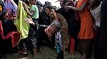 Potret Memprihatinkan Pengungsi Rohingya Saat Antre Bantuan