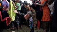 Para pengungsi saat berdesak-desakan menanti bantuan datang (REUTERS/Cathal McNaughton)