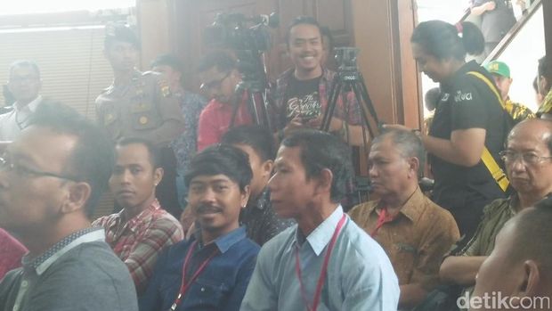  Ketua KPK Agus Rahardjo (berbatik cokelat) memantau langsung sidang praperadilan Setya Novanto, Rabu (27/9/2017)