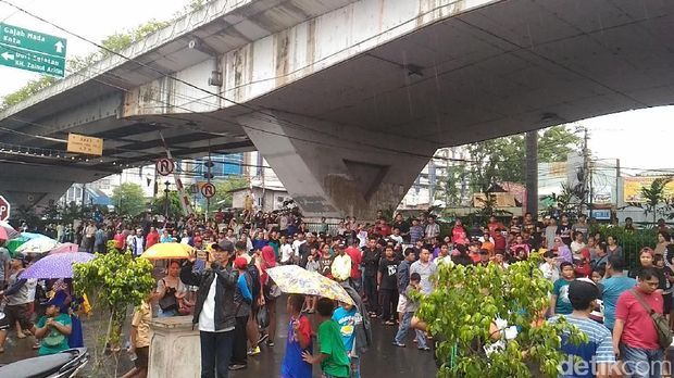  Warga Duri Pulo, Gambir, Jakarta Pusat, menggelar aksi menolak penutupan perlintasan kereta api di Jl KH Hasyim Ashari.