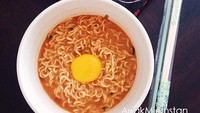 Instagram @anakmieinstan memang sering meracik ragam merek mie instan berbagai rasa. Nah salah satunya ada Shin Ramyun dengan paduan kuning telur mentah ceplok yang sedap. Sebelum makan, panas-panas aduk telurnya agak matang merata. Slurp! Foto: Instagram Anak Mie Instan