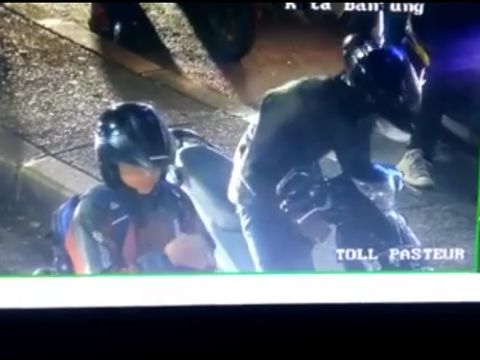 Pengendara motor pun memungut kembali puntung rokoknya. 