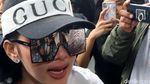 Foto: Topi Gucci dan Kacamata Trapesium, Begini Gaya Syahrini ke Bareskrim