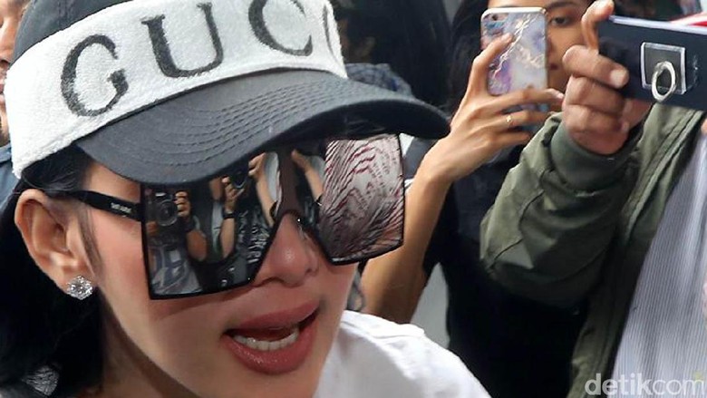 Sederet Artis yang Terseret Kasus First Travel Sederet Artis yang Terseret Kasus First Travel