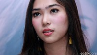 Pulasan makeup flawless dan lipstik merah membuat pelantun Sekali Lagi itu terlihat memesona. Pool/Palevi S/detikFoto.
