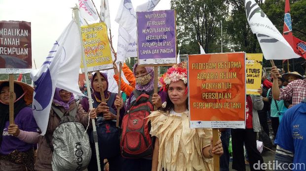 Kritik Harga Pangan, Lintang Demo ke Istana Pakai Kostum Palawija