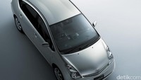 Prius generasi kedua diluncurkan ke pasaran bulan September 2003. Mobil mengalami perubahan bodi menjadi 5-door hatchback. Tidak seperti pendahulunya yang merupakan semi notchback 4 pintu dengan desain ala sedan. Foto: Toyota