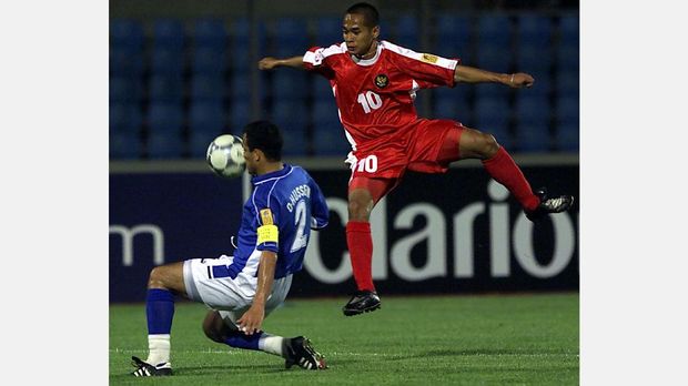 Kurniawan Dwi Julianto yang kini berposisi sebagai asisten pelatih pernah membobol gawang Myanmar pada Piala AFF 2000.