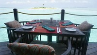 Tipe kamarnya pun terbagi beberapa jenis, yaitu Overwater Villa Sunset, Overwater Villa Sunrise dan Beach Villa. Salah satu pemandangannya seperti ini (Afif/detikTravel)