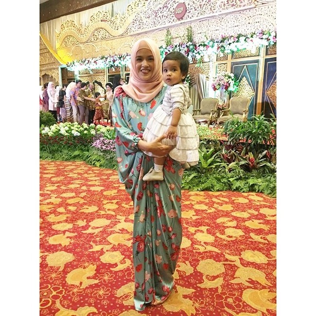 Kaftan juga bisa diterapkan saat pergi kondangan. Pilihan kaftan dengan teknik digital printing bernuansa bunga memberikan kesan yang vintage. Ia tak ingin tampil berlebihan sehingga hanya melengkapi gaya menggunakan kerudung polos yang simpel. Foto: Dok. Instagram @arurorakalista