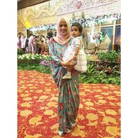 Kaftan juga bisa diterapkan saat pergi kondangan. Pilihan kaftan dengan teknik digital printing bernuansa bunga memberikan kesan yang vintage. Ia tak ingin tampil berlebihan sehingga hanya melengkapi gaya menggunakan kerudung polos yang simpel. Foto: Dok. Instagram @arurorakalista