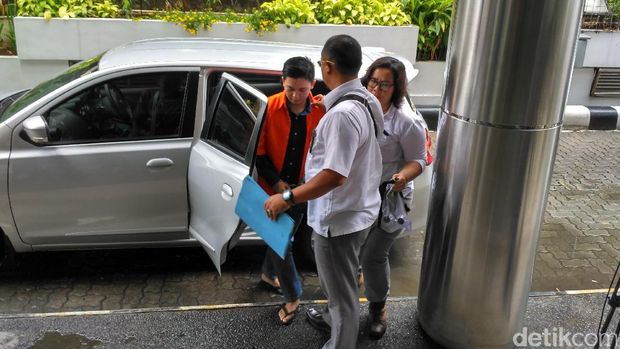 Diperiksa Bareng, Syahrini-Bos First Travel Dikonfrontasi?