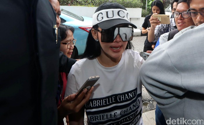 Foto Topi Gucci Dan Kacamata Trapesium Begini Gaya Syahrini Ke Bareskrim Foto Topi Gucci Dan Kacamata Trapesium Begini Gaya Syahrini Ke Bareskrim