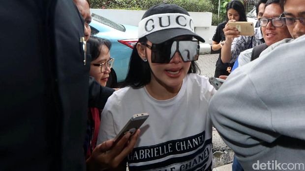 Syahrini saat diperiksa Bareskrim.