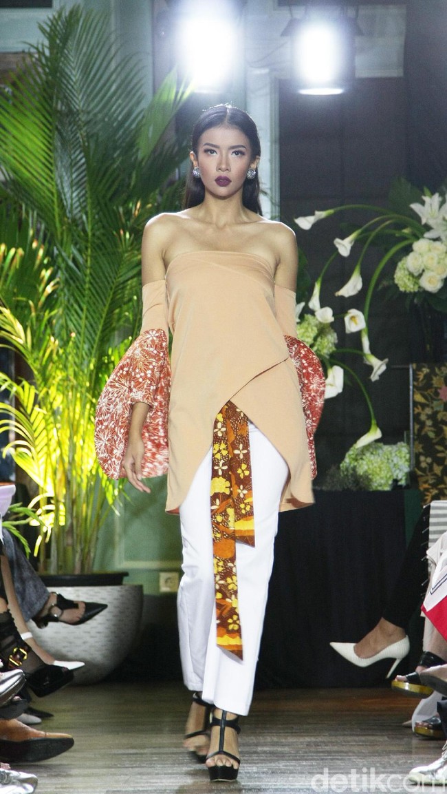 Koleksi Batik Kudus dari 11 Desainer Indonesia tergabung dalam Fashion First yang bertemakan Kembang Kudus diantaranya: Amelia Kartikasari, barli Asmara, Calla Atelier by Olivia Lazuardy dan krishandi Hartanto, Cezsz Homme, Day and Night by Yelle, Deden Siswanto, Dua Tandamata by Astrid dan Dini, Natalia Kiantoro, Noom nomi by Soetjipto Hoeijaja, Partick Owen dan Rinda Salmun. [Foto: Mohammad Abduh/Wolipop].