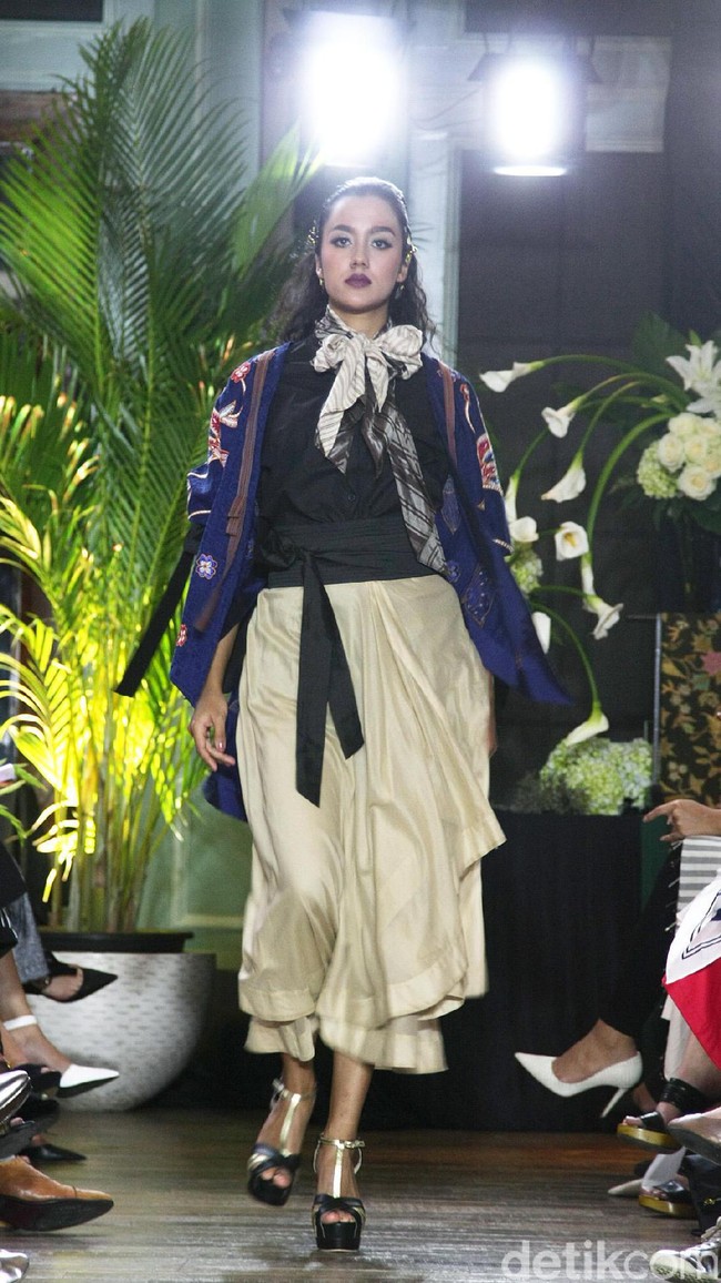 Koleksi Batik Kudus dari 11 Desainer Indonesia tergabung dalam Fashion First yang bertemakan Kembang Kudus diantaranya: Amelia Kartikasari, barli Asmara, Calla Atelier by Olivia Lazuardy dan krishandi Hartanto, Cezsz Homme, Day and Night by Yelle, Deden Siswanto, Dua Tandamata by Astrid dan Dini, Natalia Kiantoro, Noom nomi by Soetjipto Hoeijaja, Partick Owen dan Rinda Salmun. [Foto: Mohammad Abduh/Wolipop].